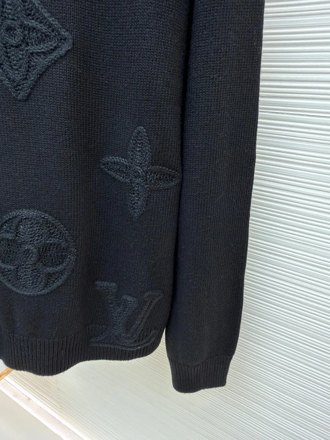 LOUIS VUITTON SKI ski series knitted hollow jacquard sweater ●Original version: purchased and developed by 27989 ●Item number: 1681815-B00 ●Fabric: wool blended fabric ●Technology: knitted jacquard production ●Color: black ●Version: fitted version ●Weight: about 665 grams ●Size: S-M-L-XL ●Description: Made of high-count worsted wool blended fabric, with fine plain stitch as the base, the brand's iconic elements Monogram four-leaf flower, diamond pattern, and LV letter logo are presented through three-dimensional jacquard technology. They are all raised in the same color texture. The texture is full and soft to the touch, taking into account low-key texture and brand recognition. The collar, cuffs and hem are ribbed, and the elastic knitted structure ensures fit and durability. The body is slightly loosely cut, and the jacquard texture is evenly distributed without excess threads. The overall craftsmanship reflects the fine workmanship and high-end texture of luxury knitted items. The overall wiring is straight and delicate, the fabric is comfortable and soft, and the color is consistent without color difference. It can be matched with the same style to create a fashionable look and control various occasions. Customized accessories, complete with three standards, same style for men and women!